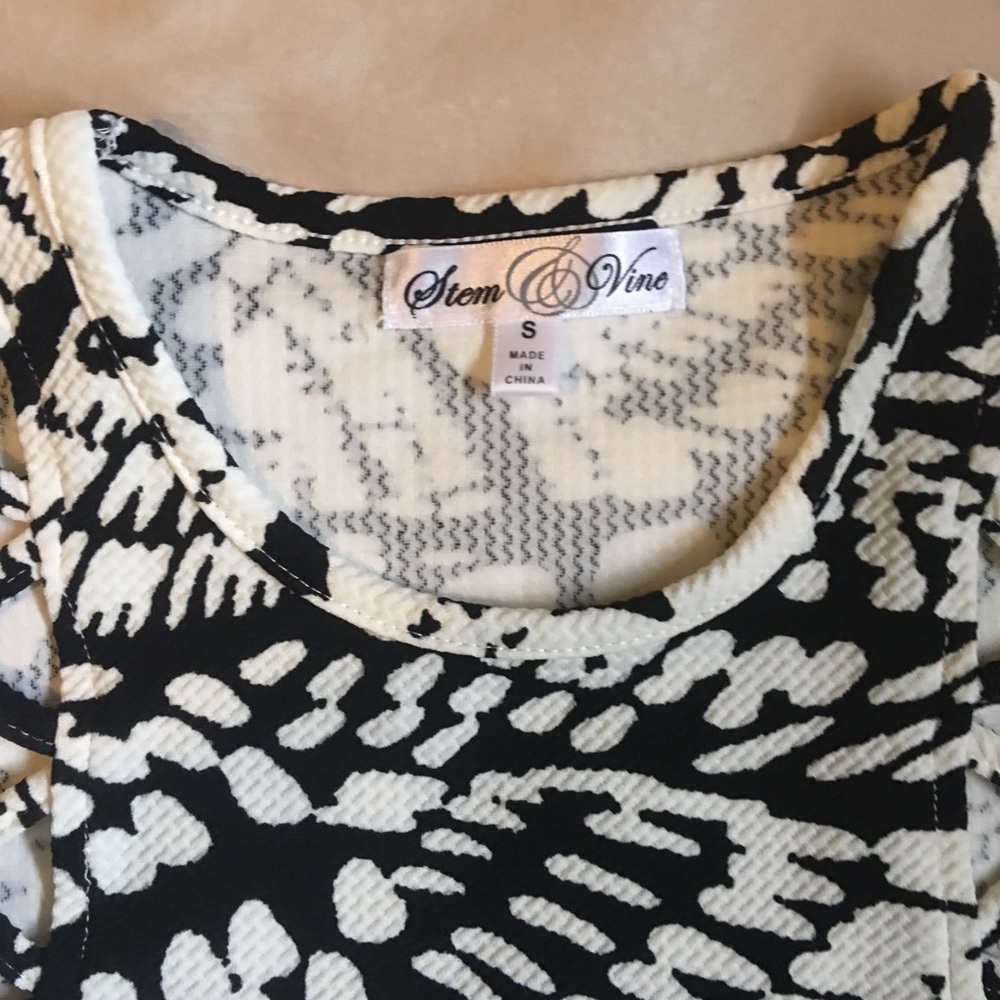 Size S - Picture 2 of 4